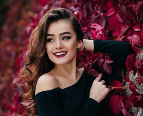 Frau mit brunetten Haaren