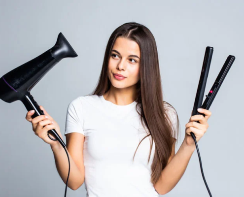 Ultimative Haarpflege Tipps - Frau mit Föhn und Glätteisen - Hair Profili By Luigi.